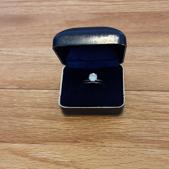 Very simple solve band and simulated diamond ring - Picture 1 of 4